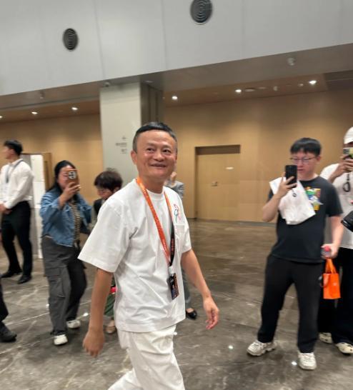 马云510现身阿里巴巴总部，特地打卡了最近亮相的湖畔小屋，释放了什么信号？当下