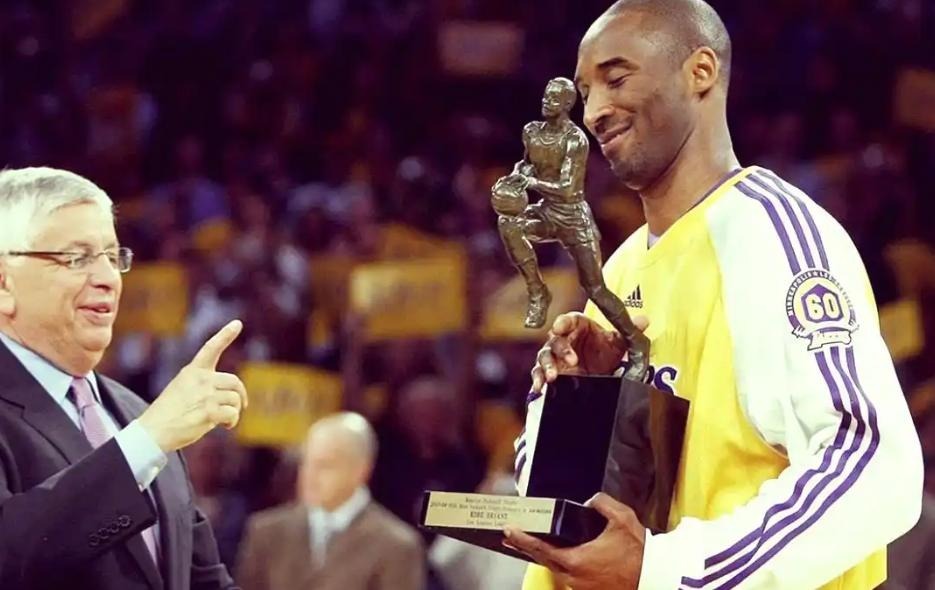 【理性讨论，强如科比，整个生涯为什么只有一个MVP？】科比生涯仅1座常规赛