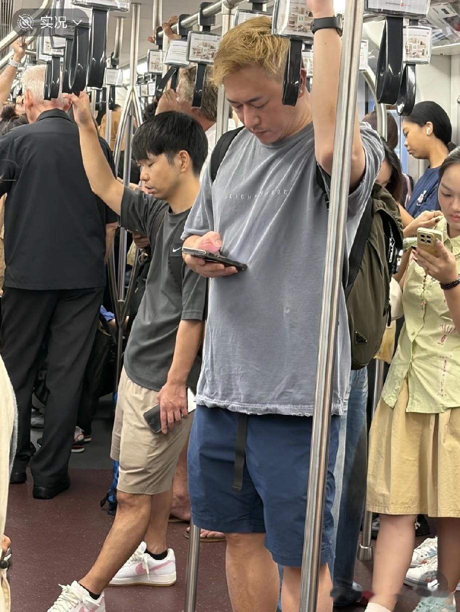 有网友在泰国🚇偶遇陈键锋，看到他的近照，忍不住让人感叹，当年可是TVB第三