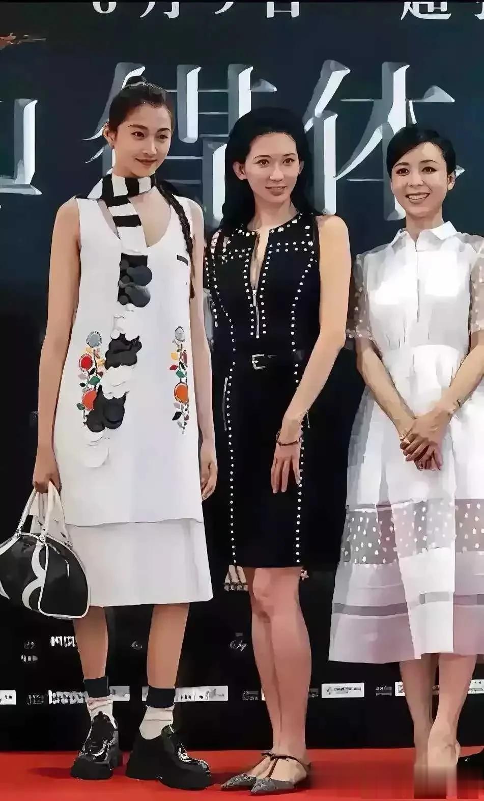 关晓彤和林志玲同框照，感觉关晓彤无论是身材和颜值，都直接秒杀林志玲，觉得关晓彤那