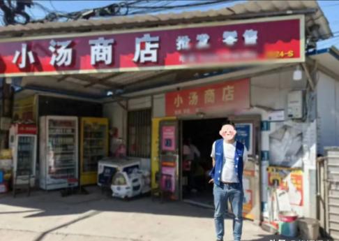 湖南一男子开着豪车来路边买烟，因懒得下车叫喊老板娘，拿两条2000多元的香烟，没