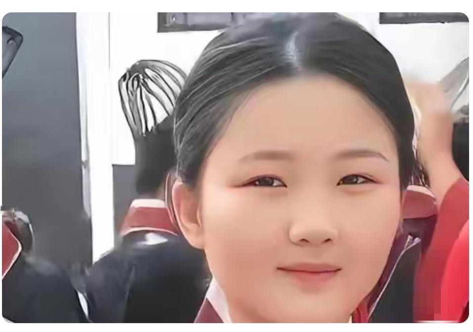 著名歌手孙楠大女儿买宝瑶通过自己的努力，2024年考上了北京电影学院，和小五岁的