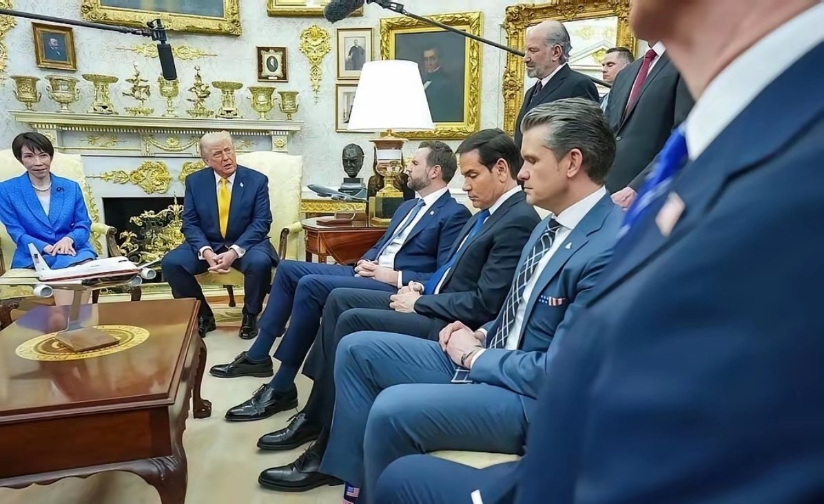 别看卢比奥最近风头压过万斯，但是他还得坐在万斯的后边，即使他内心有一万个不甘。