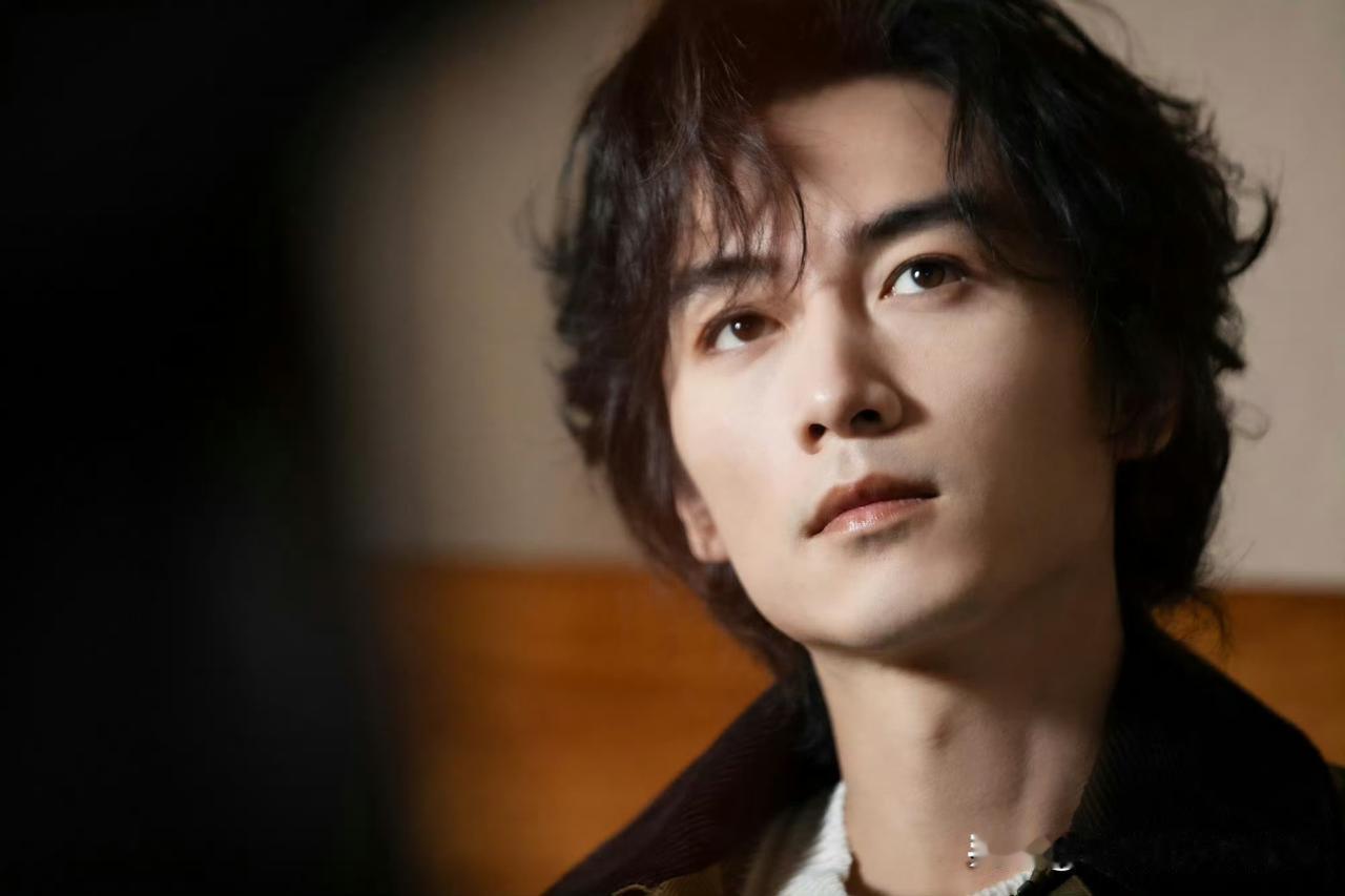 陈晓现在又开始吹自己的颜值了，感觉他这是想走实力派没走成功，又反过来想走偶像路线