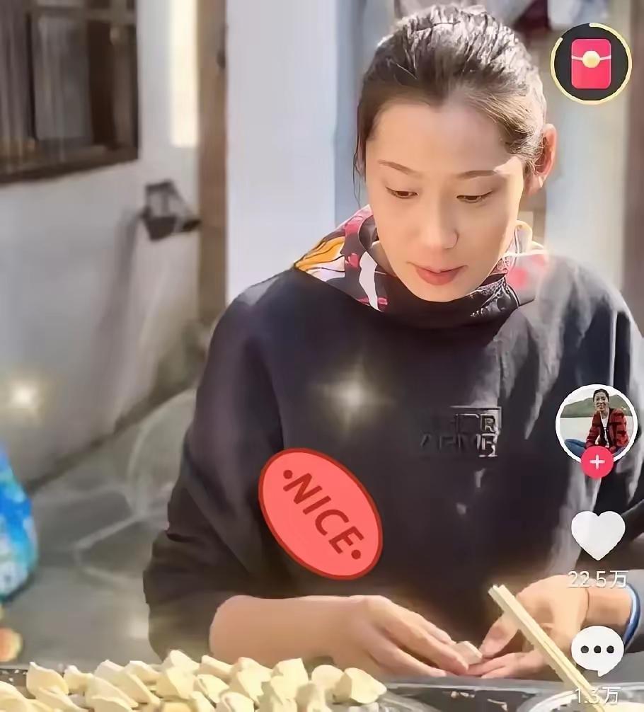 朱婷在意大利不再孤单，往年都是一个人包饺子，冷冷清清。朱婷在意大利这么