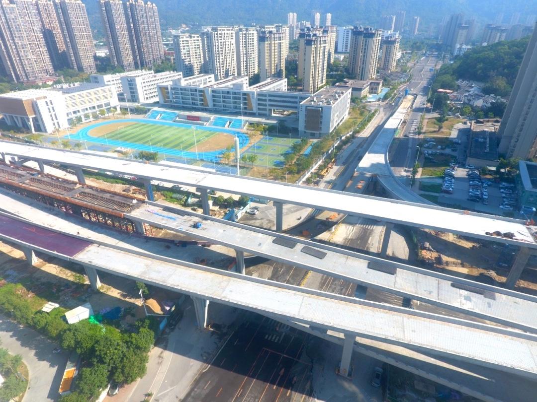近日，福州市前横路快速化改造工程再传佳讯——横屿路桥梁上部结构全部完成，桥下道路