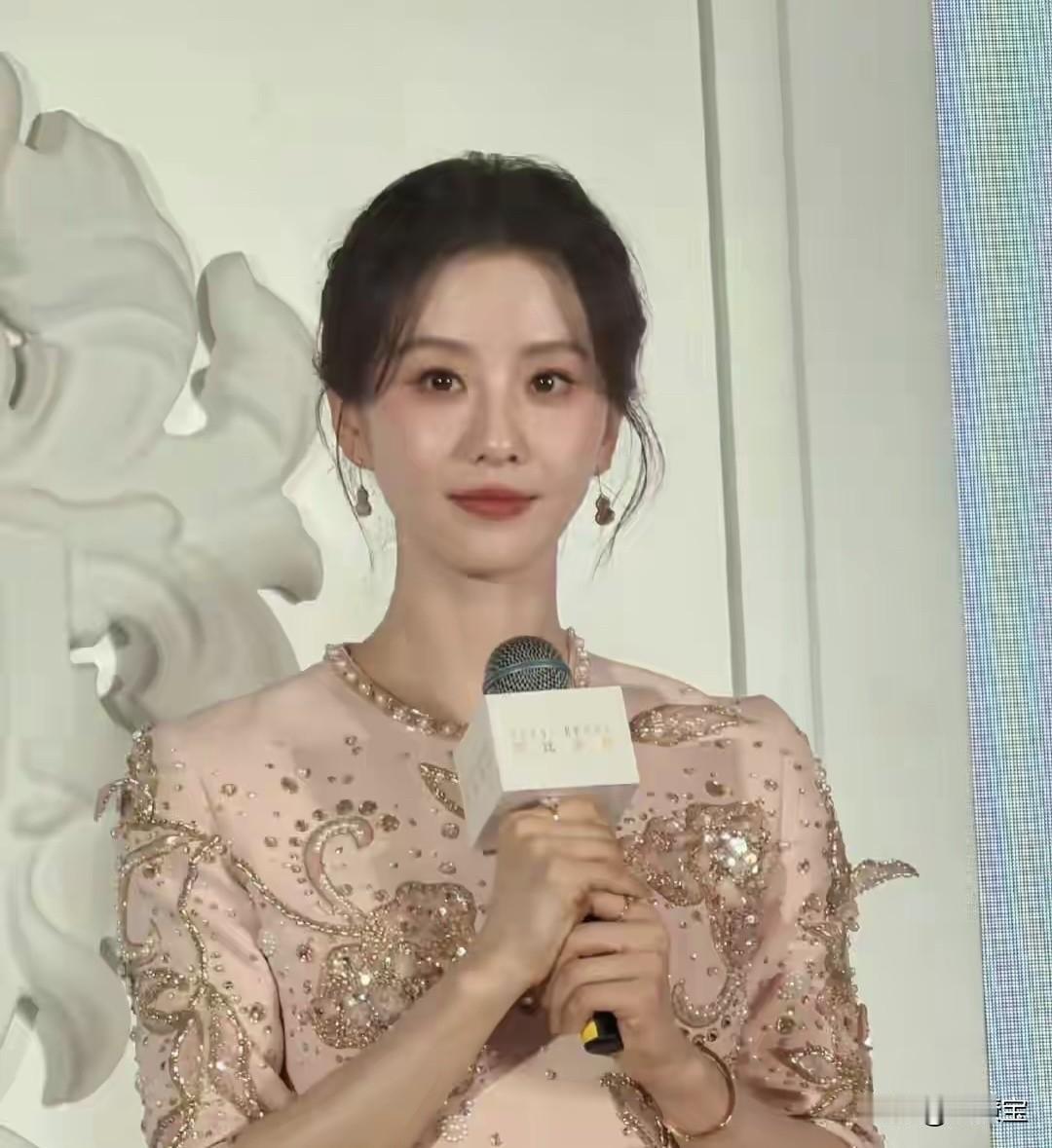 吴奇隆的危机感来了刘诗诗这少女感比结婚的时候还足她去年要是以这个状态复出