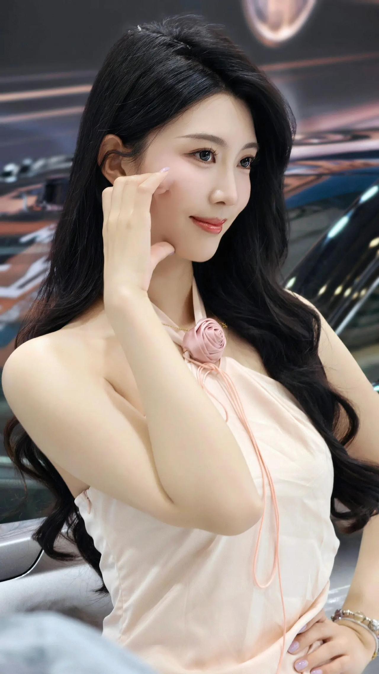 车模兰灵王，本名宋燕兰，绝对是车模界的传奇。她身高176cm，有着标志性杏仁眼和