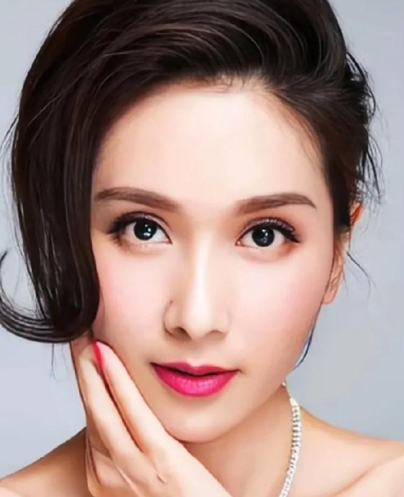 1995年，那个明媚的夏天，21岁的杨恭如，宛如误入人间的仙子，参加香港“亚洲小