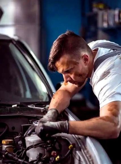 1924年，美国一个汽修工喝多了，把卡车蓄电池里的酸液灌进了生锈的发动机油箱。第