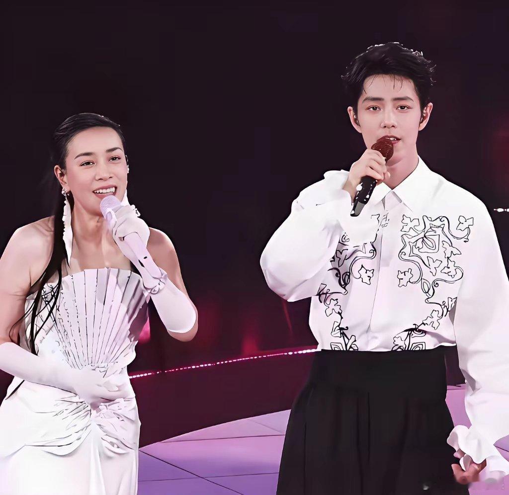 同样是支持导师演唱会，时隔两周，肖战两次状态完全不同！​8月22日，那英演唱会，肖战作为登台嘉宾到场