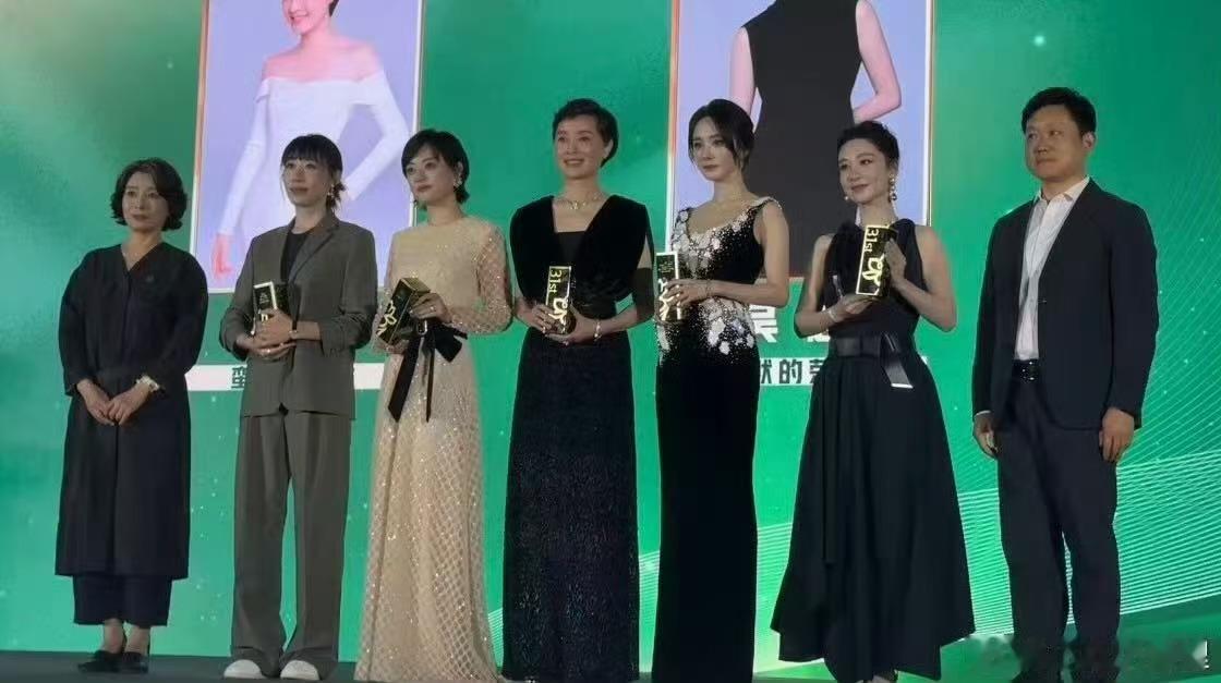 名场面呀！白玉兰提名女主角合影一出来，所有人都看呆了！官方身高167的杨紫被