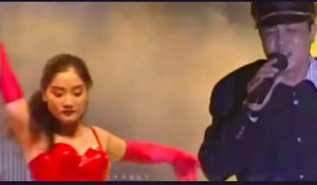 90年代深圳的歌舞厅里，17岁的玲花是一名伴舞女郎，那时候她刚从鄂尔多斯的大草原