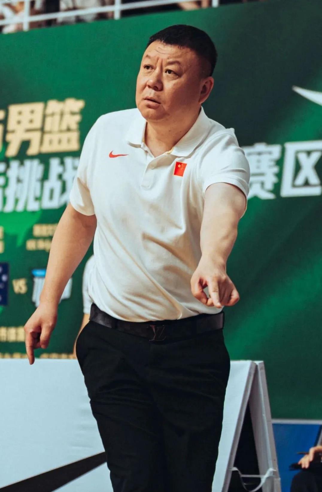 U16男篮决赛惨败，王建军的格局令人无语。场上风云迭起，但他一整场都云淡风轻。