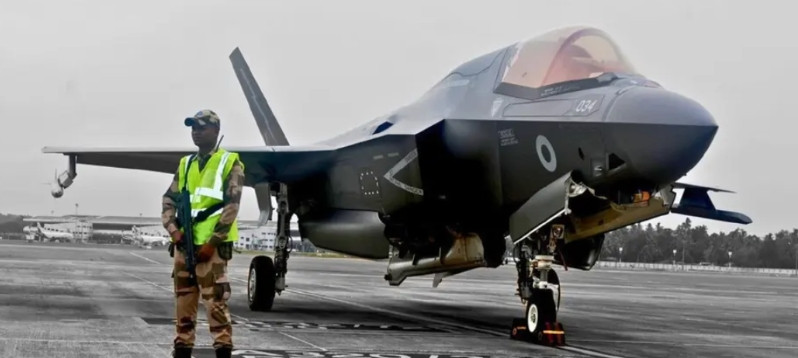 英国海军这架F-35B还没修好，现在仍停放在印度里凡得琅国际机场，由印度士兵持枪