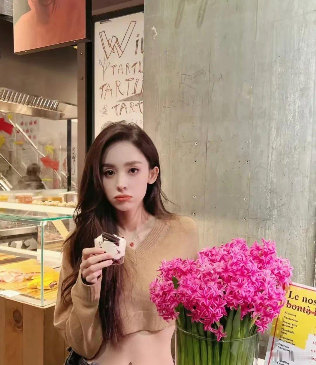 古力娜扎，逛甜品店狂秀小蛮腰，心存感恩，所遇即温柔​​​