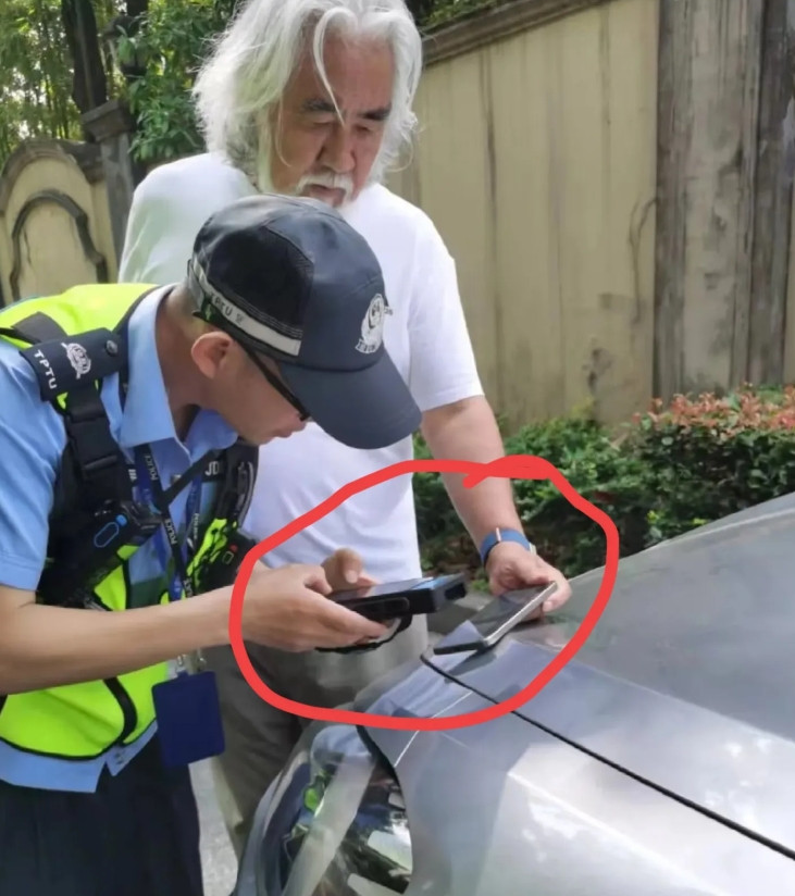 近日知名导演张纪中送孩子上学的时候与另一辆车发生了剐蹭，没想到第一时间不是道歉让