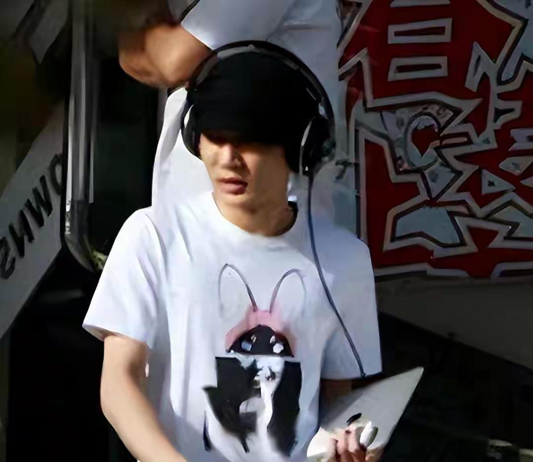 1月18日，王艳晒出一家三口今昔对比合照，继子王烁罕见出镜。两人相差仅8岁，同框