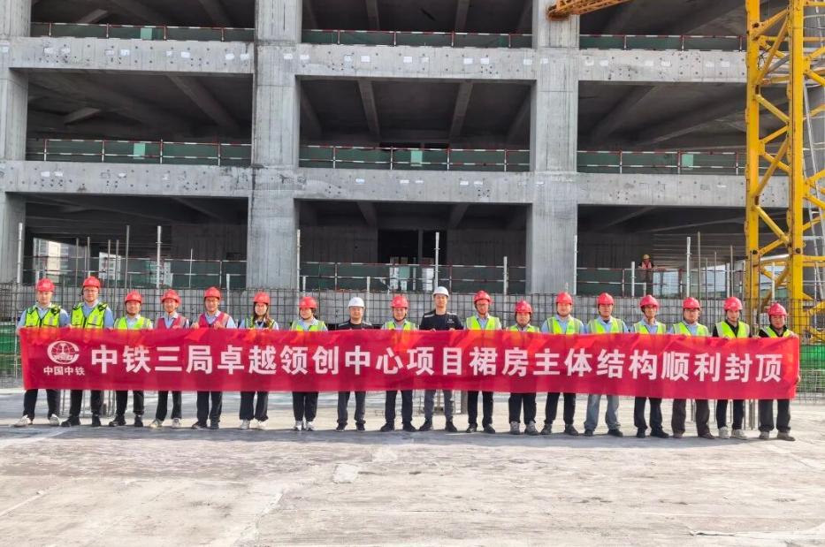 8月8日，随着最后一方混凝土浇筑完毕，西安高新区三期“未来之瞳”重点项目——卓越