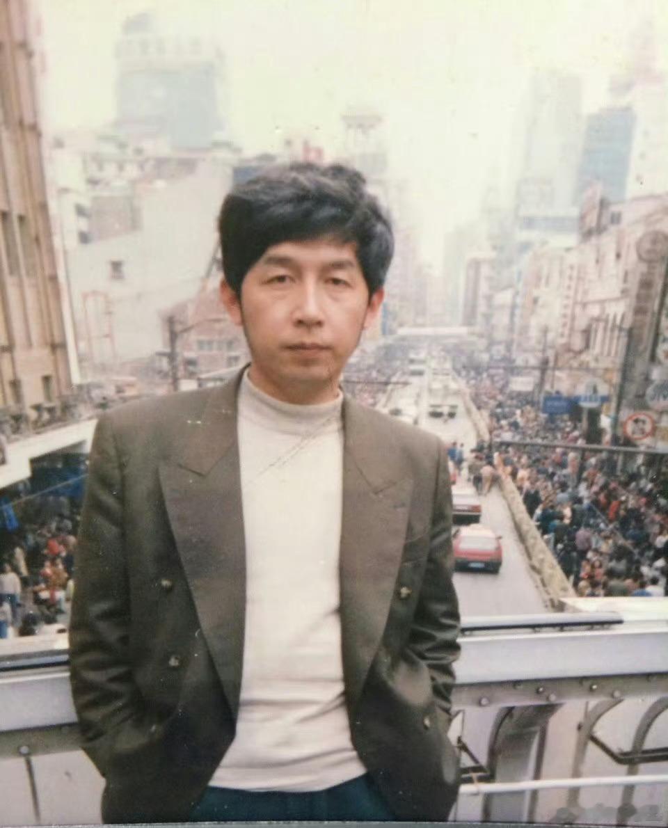 看到一个网友发的一条微博说：1993年，上海。外滩上一对母子，年轻妈妈上身长毛衣