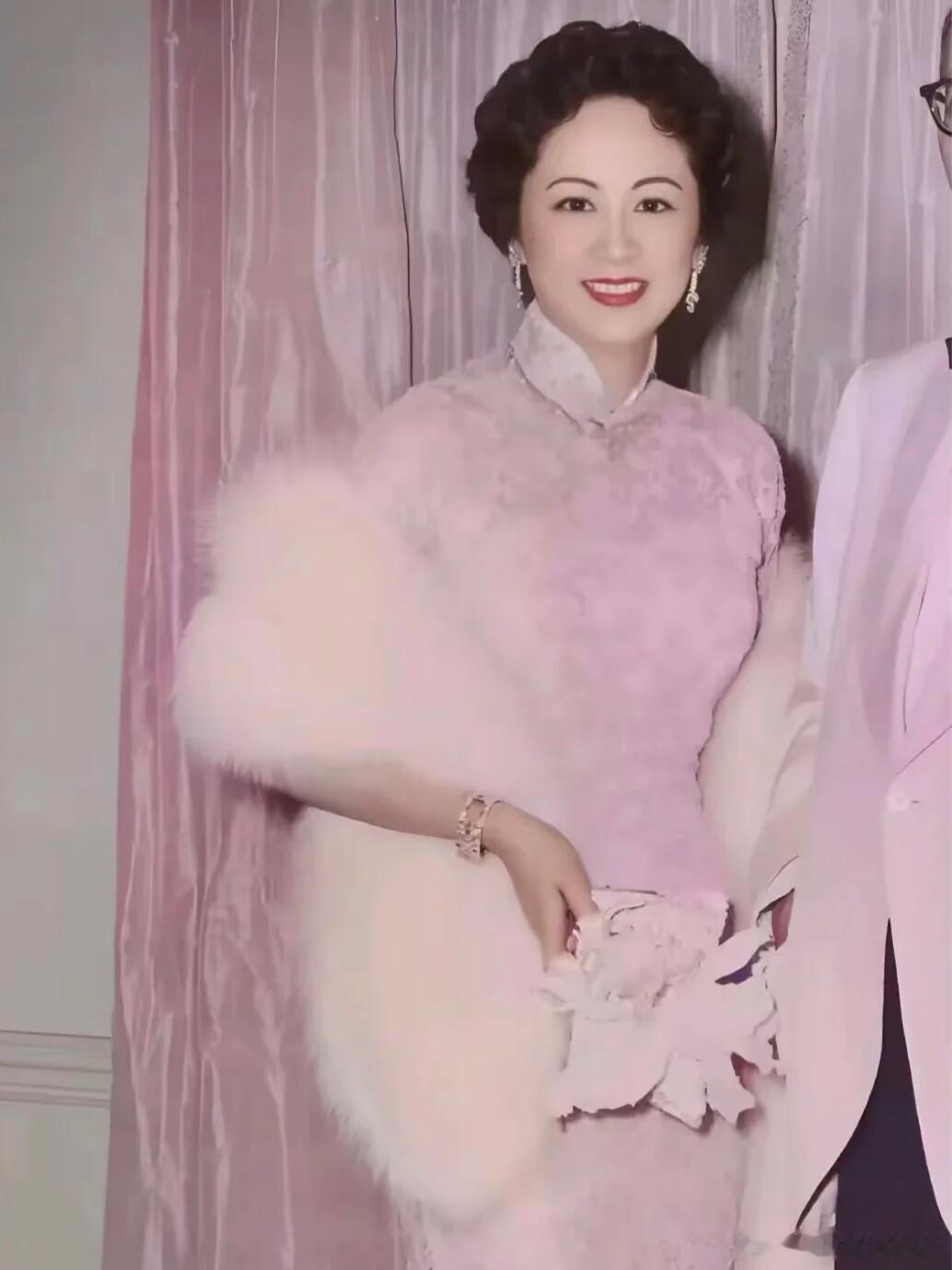 民国顶级名媛张乐怡，她是闻名九江庐山的建筑企业商人张谋之膝下的千金小姐，也是宋子