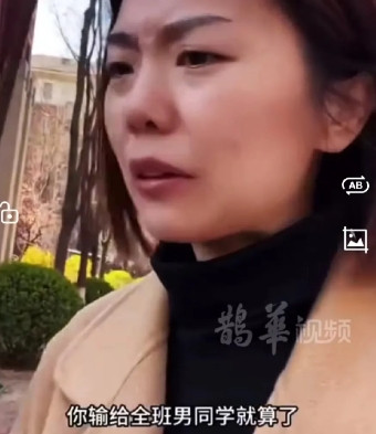 儿子在班里掰手腕输给了全班女生，妈妈发愁：我都不好意思来接你了，谁知儿子一番话，