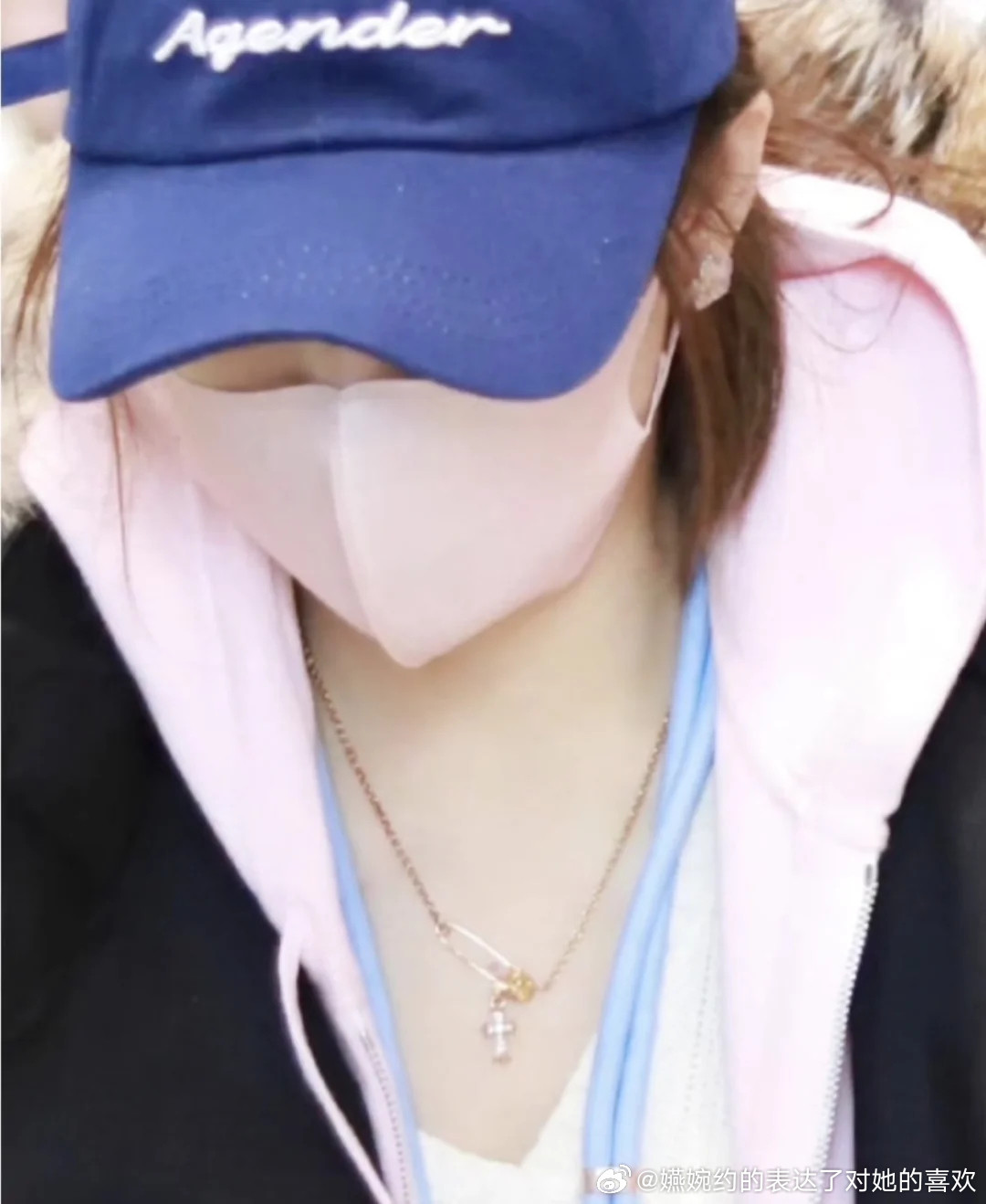 给她的是克罗心帽子，给她的是克罗心项链，你们三个人到底是什么关系