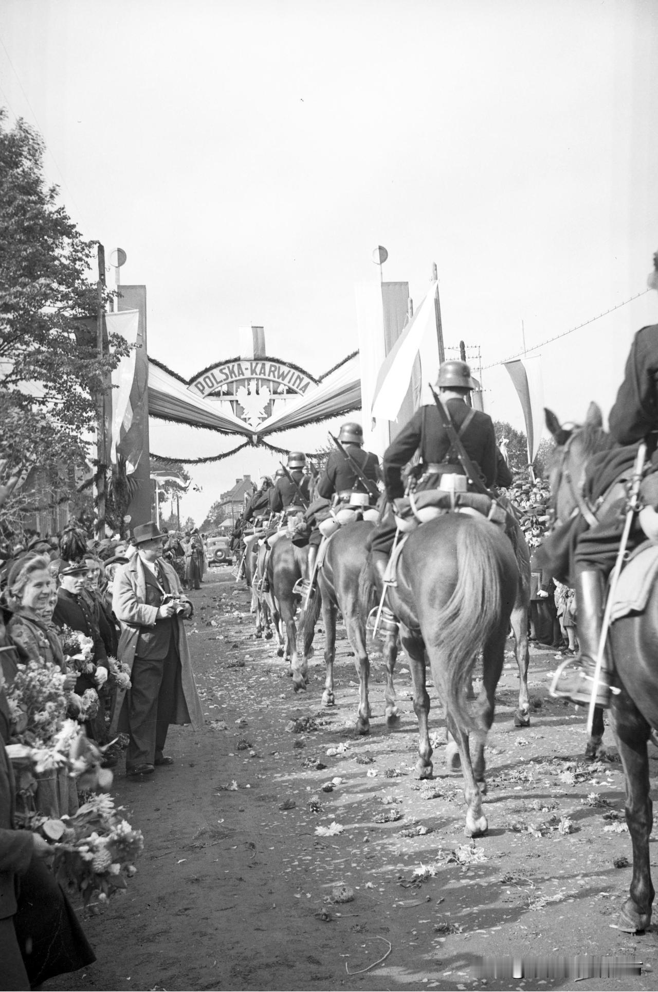 [呲牙笑]波兰这个国家在二战前的表现还是挺有意思的——1938年10月，捷克斯洛