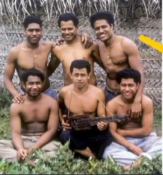 1965年，6名汤加寄宿学校的少年因为厌倦校园生活，偷了一条船，打算去斐济冒险。