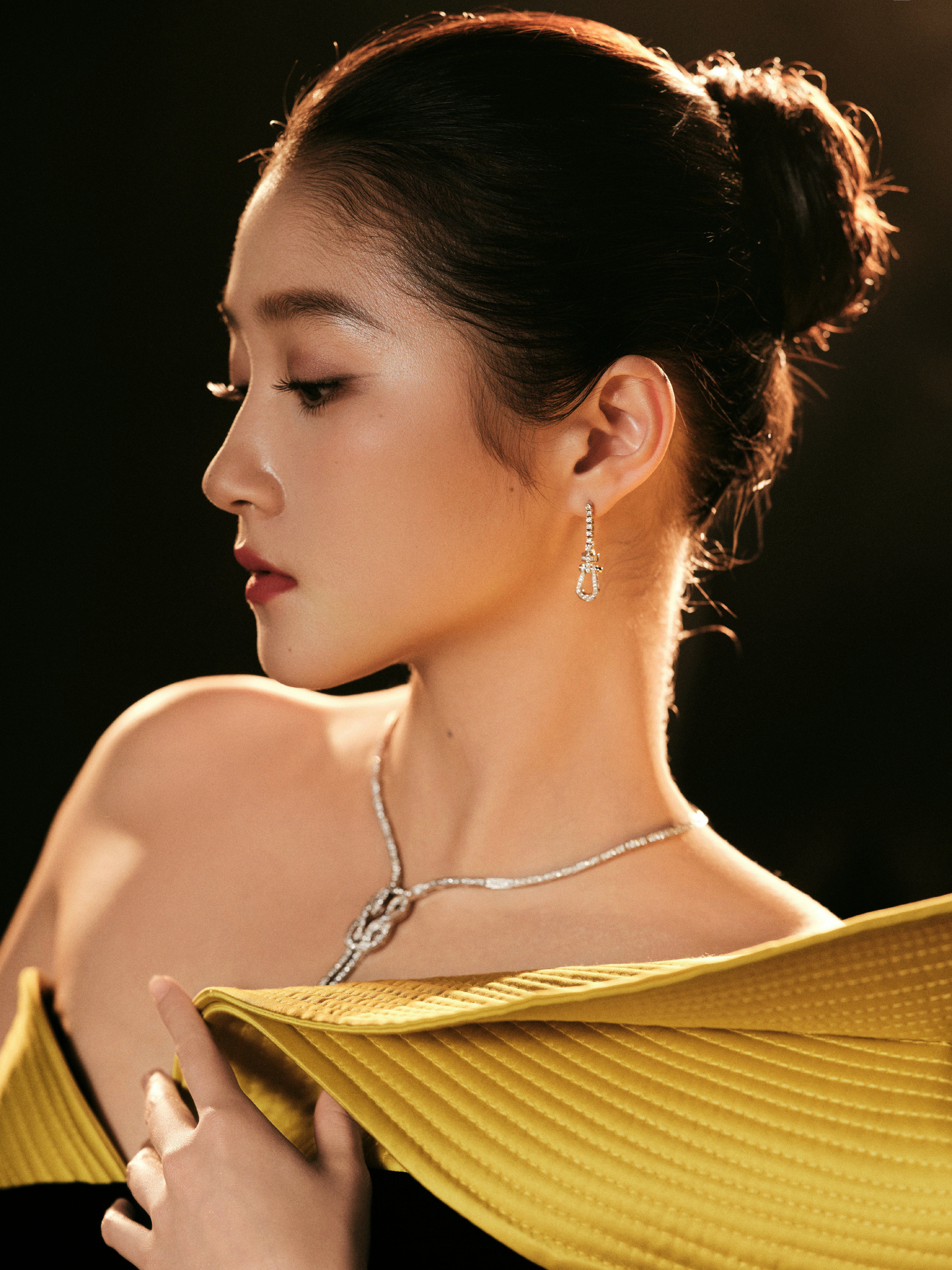 关晓彤盎然绿玫瑰，优雅夺目的女明星气质。关晓彤