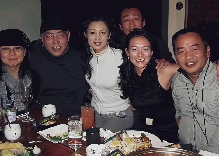 2008年，陈凯歌、陈红夫妇家宴招待章子怡，以及圈内好友的画面。章子怡出道即
