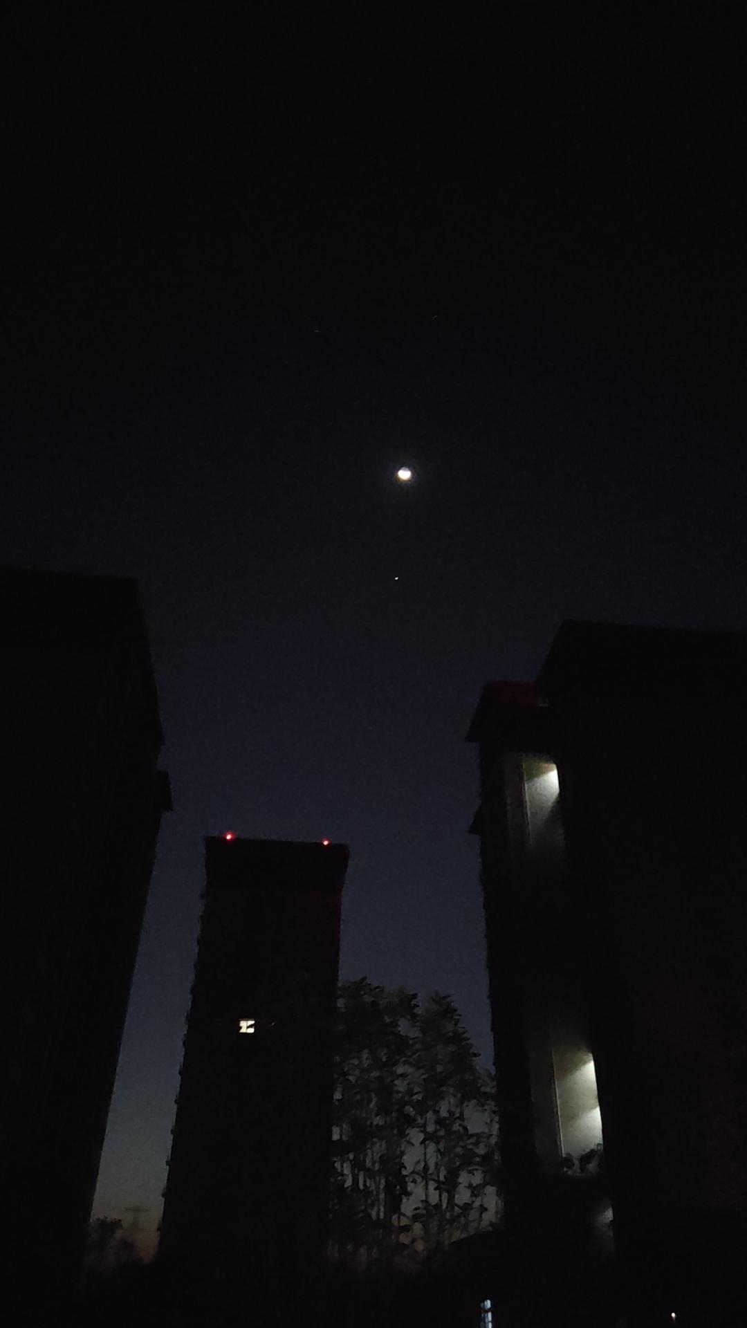 第一批返程的“大聪明”又失算了昨天看到好几起走应急车道最后追尾在那叉腰等处理的，