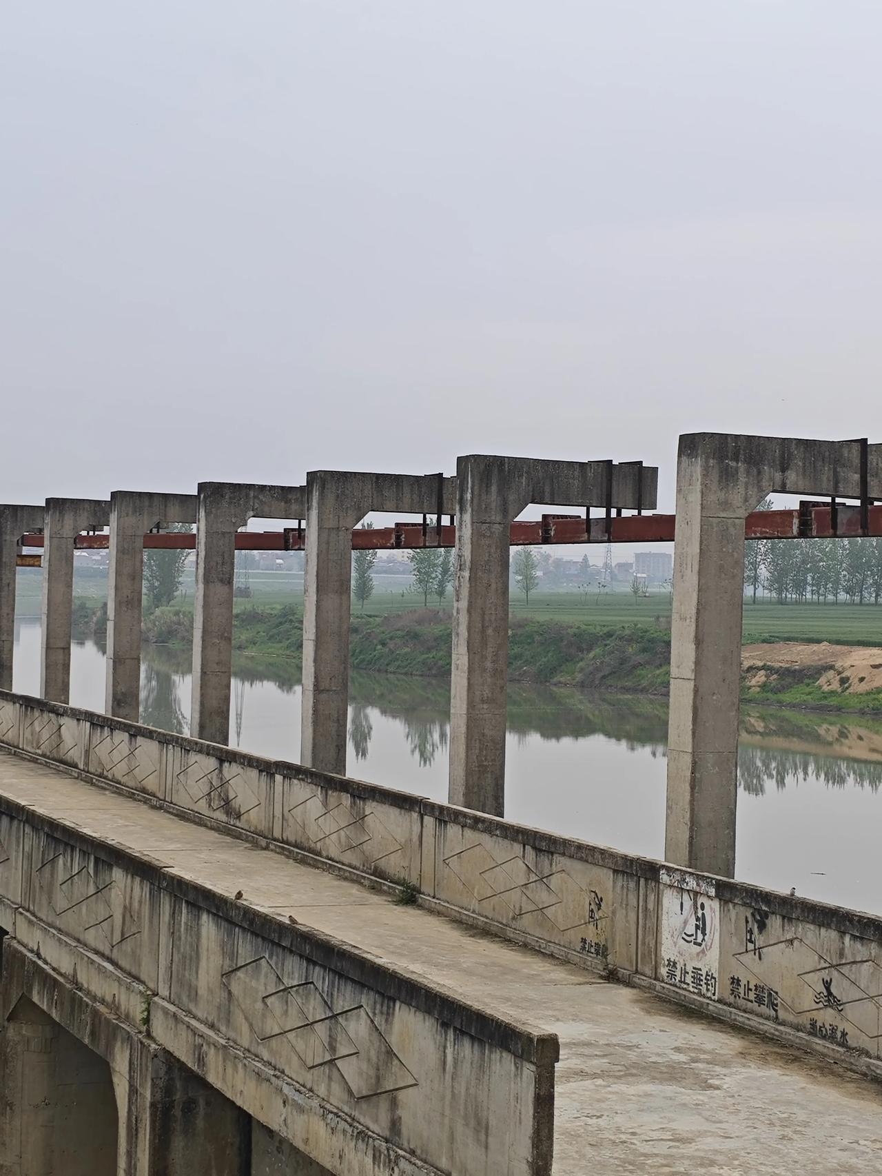 老师高级职称退休年龄和编制有关系吗？有关系，而且关系很大。简单说：只有在编（事