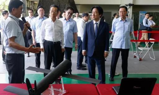 赖清德开始不相信美国能保护台湾，正与幕僚团队琢磨如何与大陆谈判，以达成既避免战争