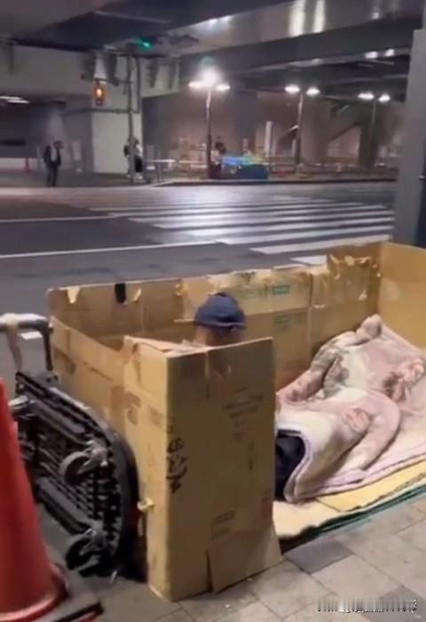 学者：“斩杀线”暴露美国梦的底色！美国不服气斩杀线存在，又将日本纸箱仙人摆出来，