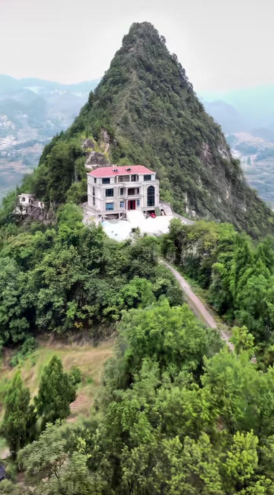 贵州大山里的一户人家，房子修建在文峰山脚下，一户独占一座山头！据说，是他们家90