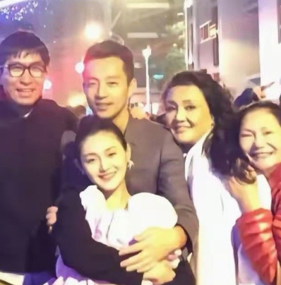 这是大S刚结婚时，带着汪小菲回奶奶家的合照，那时的她都34岁了​​​