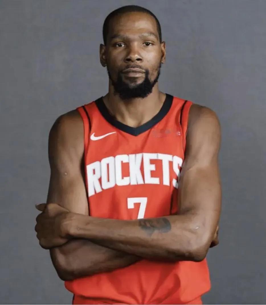 伊森的三分球已经联盟第一了，火箭现在的问题很简单，那就是把球队内部的阿门汤普森、