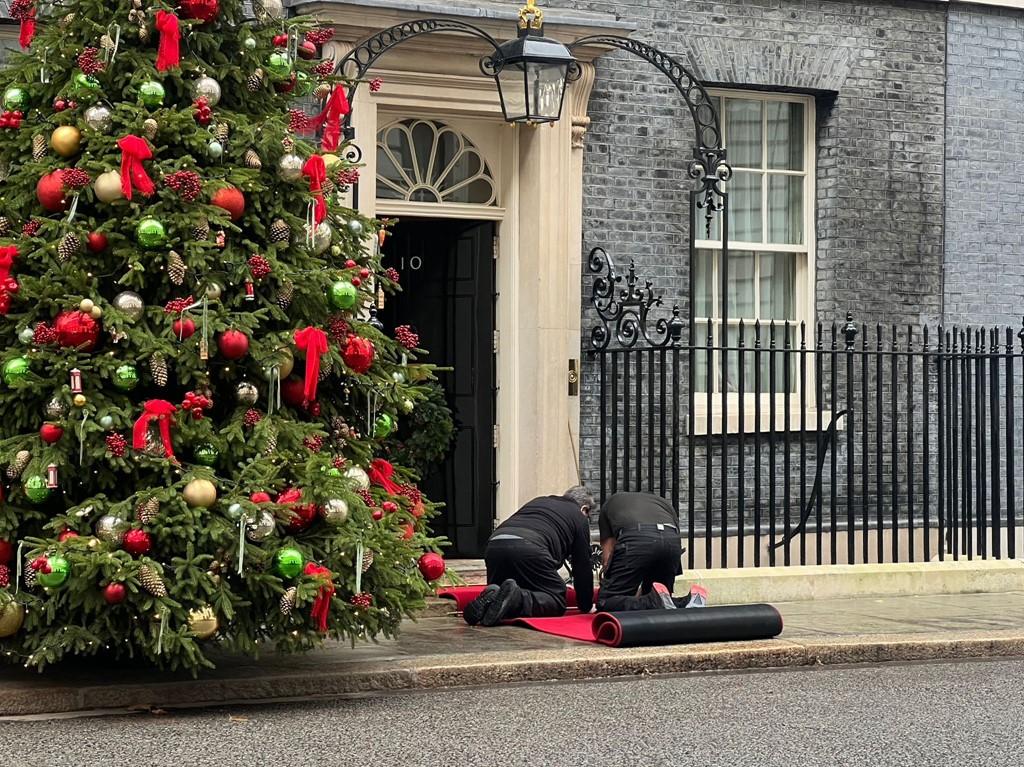 泽连斯基每次前往伦敦，英国首相斯塔默把面子给得足足的，里子也给得不错。今天，