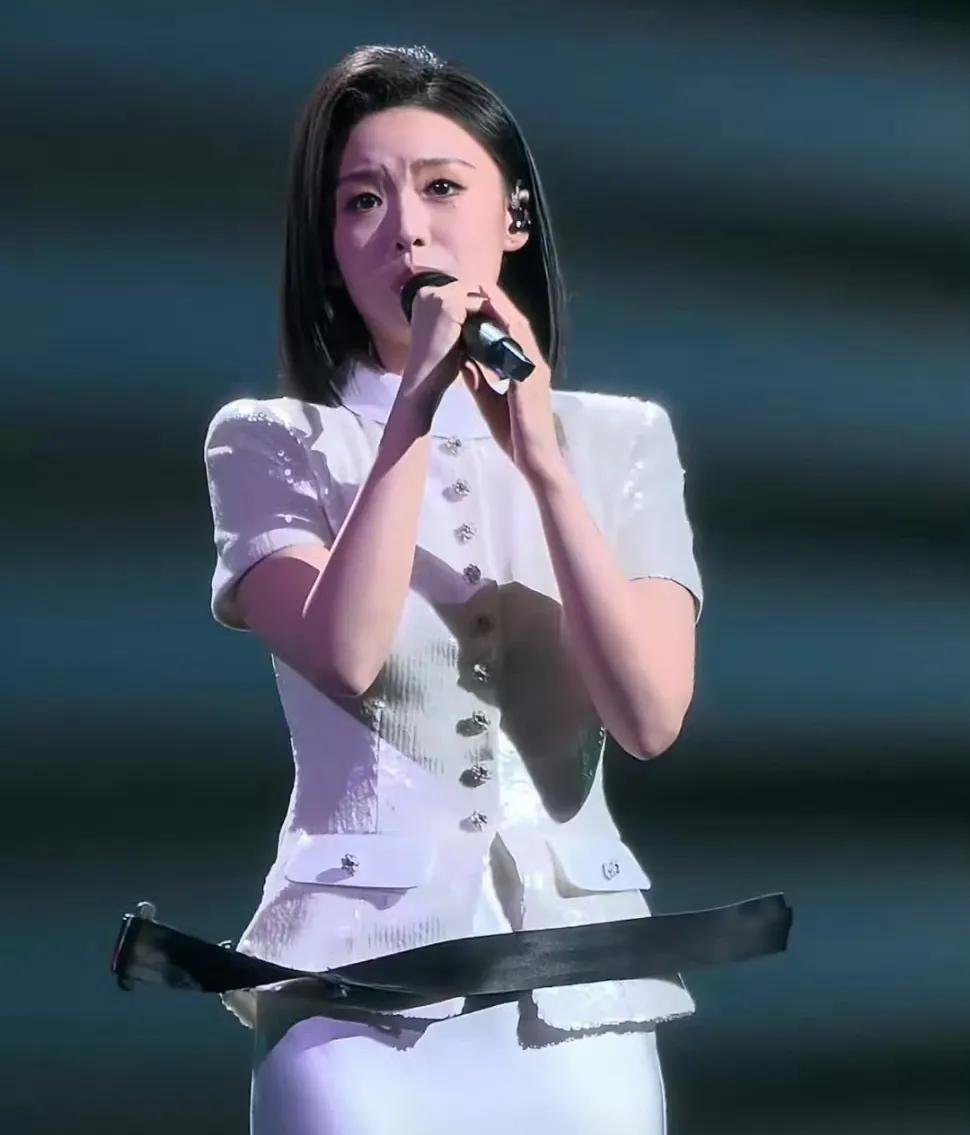 徐子尧《花妖》婉转开唱！徐子尧昨晚在四川卫视2026新年演唱会上，于家乡成都深