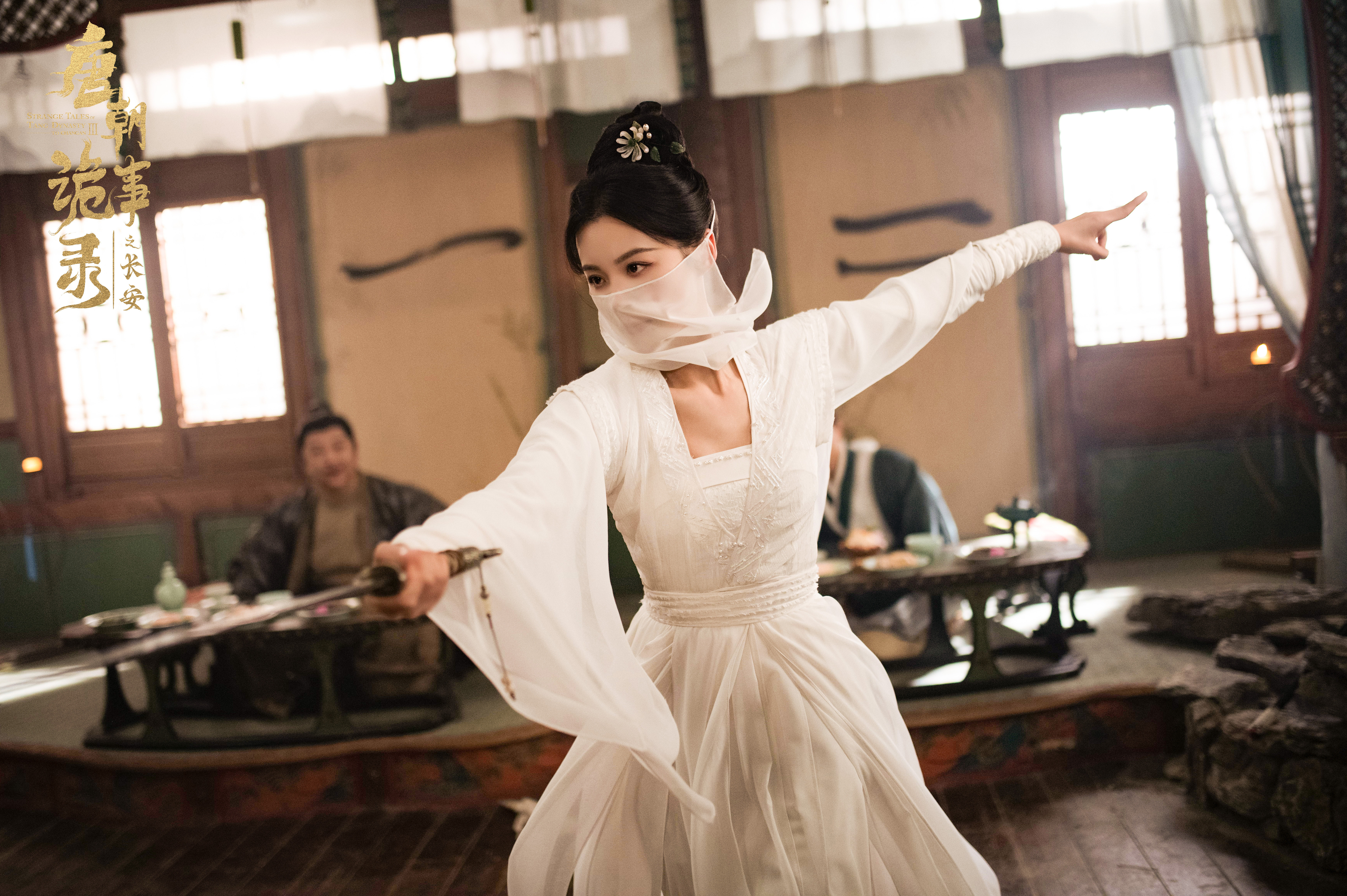 不负期待！毛林林版奴娇惊艳登场，琵琶与长剑在手，刚柔剑舞震撼全场。白衣胜雪仙气十