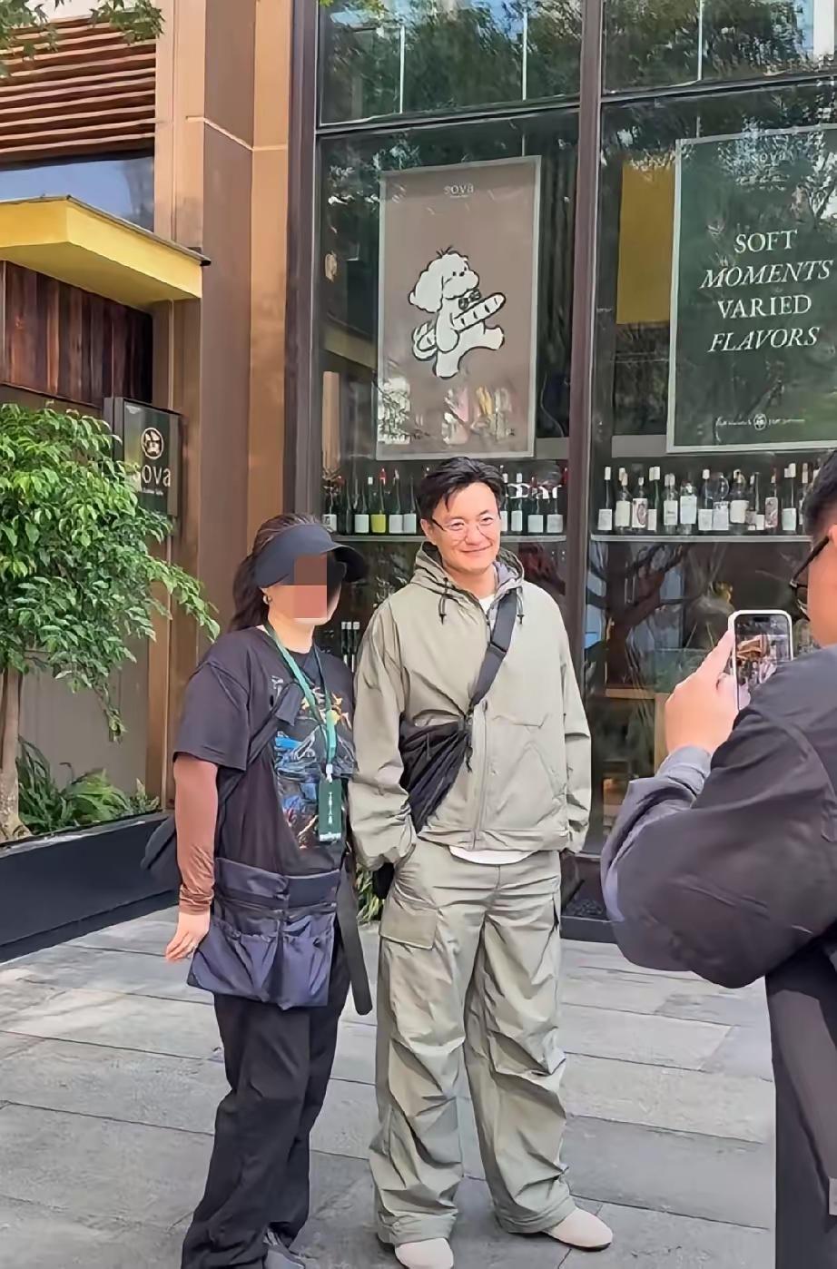 逛街偶遇一位明星他真是太帅气了，一点也没有明星架子，站在那里和粉丝合影照，他的