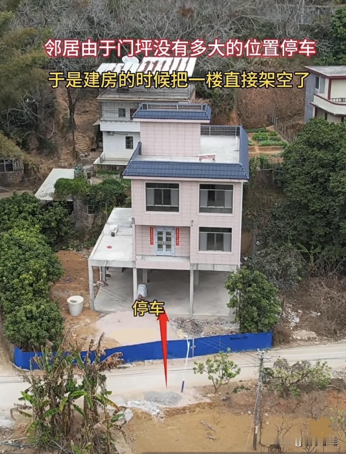 邻居由于门坪没有多大的位置停车，于是建房的时候把一楼直接架空了。大门主动向左