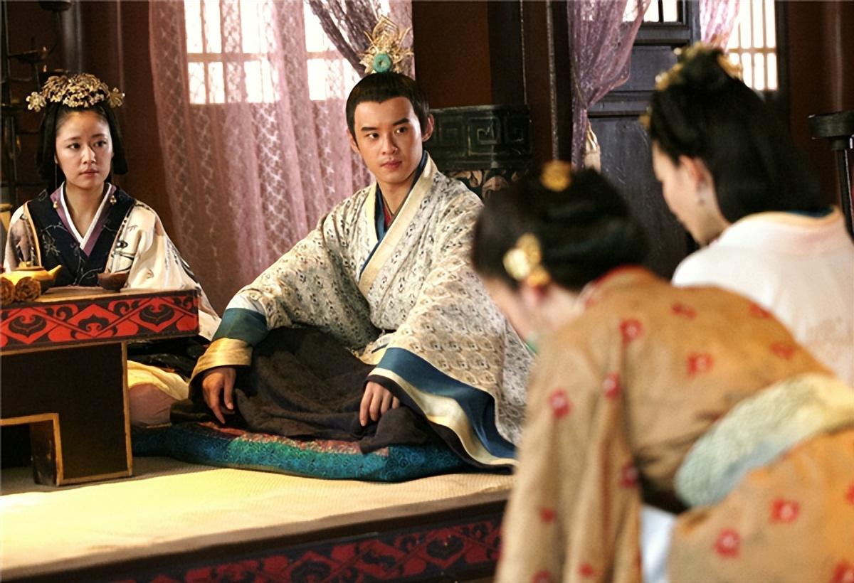 一个妃子来了大姨妈，又舍不得让皇帝白跑一趟。她对贴身宫女说："你换上我衣服，等皇