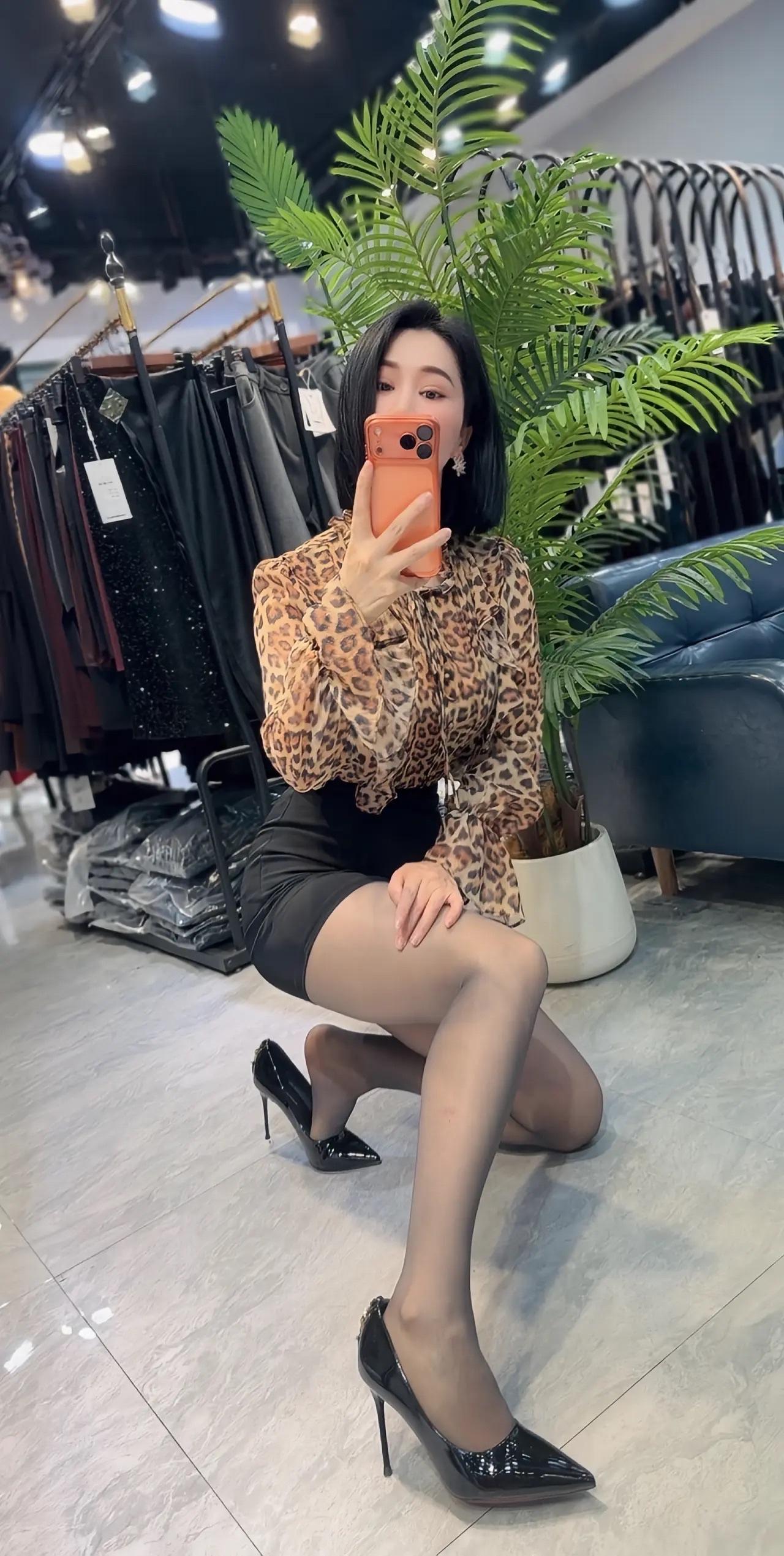 豹纹衬衫搭配黑色短裙，时尚穿搭指南💁‍♀️