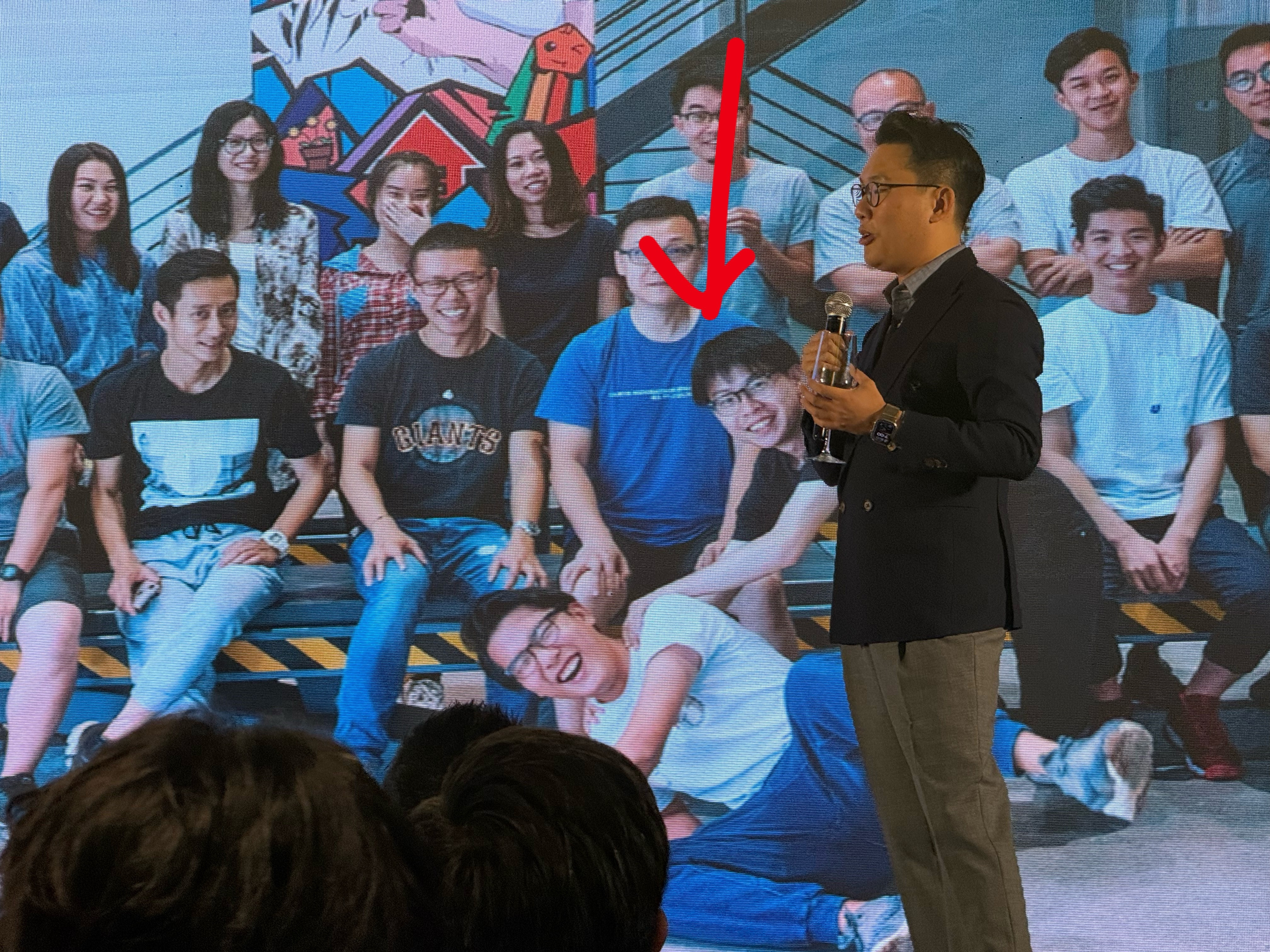 哎不是，这合照上怎么有何同学