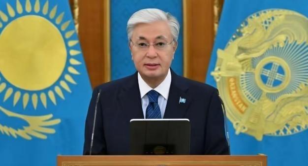 前脚新加坡总理黄循财呼吁中方放下历史恩怨，和日本实现和解。后脚哈萨克斯坦总统托卡