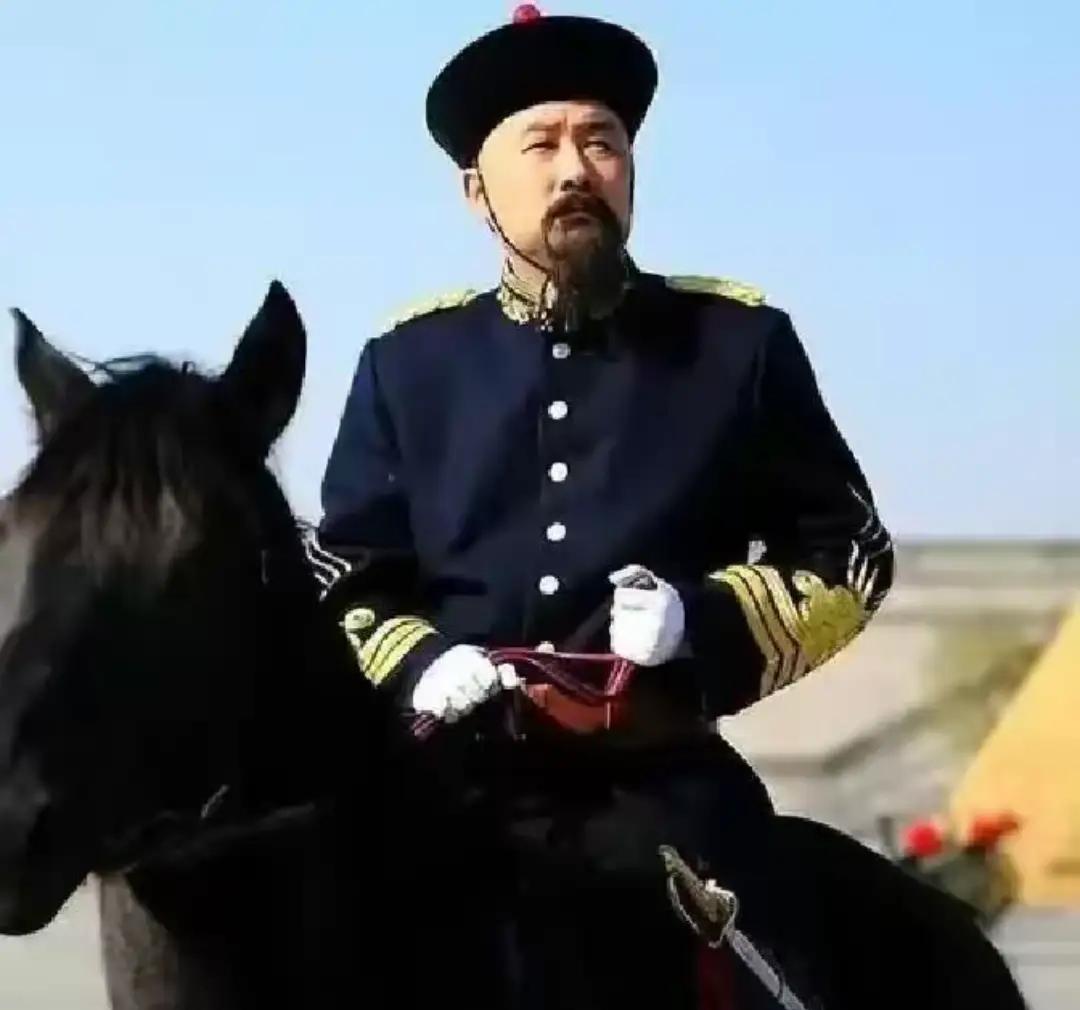 1901年，山东巡抚袁世凯回乡葬母，不料嫡兄袁世敦却穿了一身红衣现身，冷冷地说道