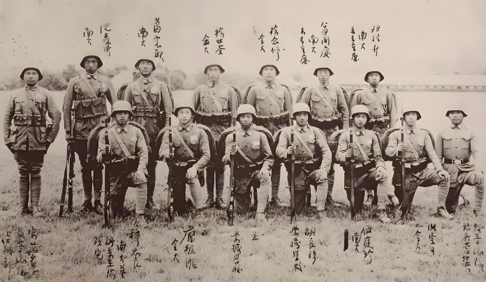 1937年4月，中央军校教导总队在南京孝陵卫对学生进行军训。三个月后，全面抗战爆
