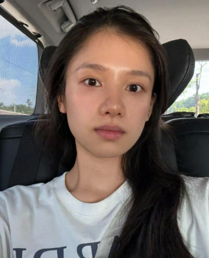 继张婧仪的眉骨遮阳后，又见识到了T区自带提亮，好有权威的素颜